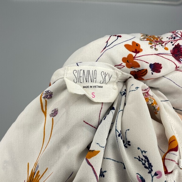 🔥 White Button-Up with Floral Pattern - Picture 3 of 3